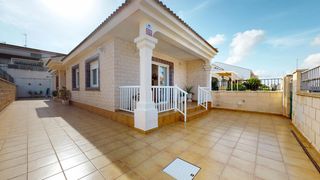 House  Avenida cartagena. Vivienda en planta baja con amplia terraza, patio y parking prop