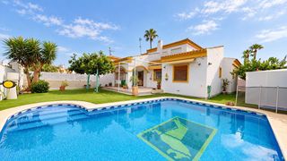 Chalet  Calle del río seco. Villa independiente con piscina, jardín y 5 dormitorios en torre