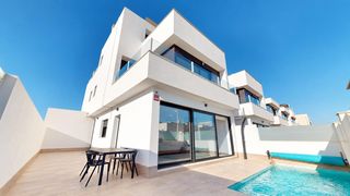 Xalet a San Pedro del Pinatar. Amplia villa de nueva construcción con piscina privada en san pe