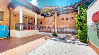 Chalet  Calle de los cesteros. Remax alpha le ofrece este ideal chalet de 2 plantas con garaje,