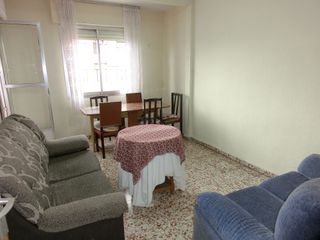 Pis  Avenida del general villalba. Piso con 4 habitaciones con calefacción