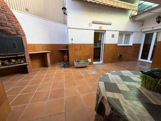 Casa en Can Rull. Casa adosada de 2 terrazas, 1 patio y 6 habitaciones en can rull