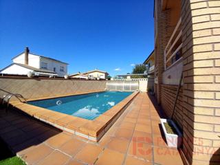 Casa a Quart. Casa amb piscina i cuatre plantes a quart