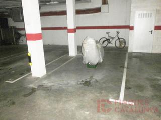 Aparcament cotxe a Quart. Plaza de aparcamiento con trastero