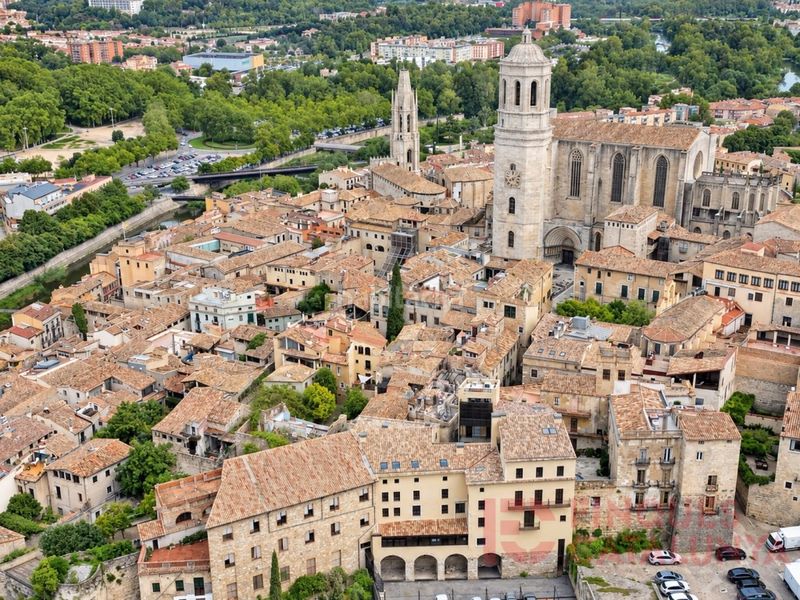 Foto f1028d67-572e-4945-9ba5-476d0e476343. Pis amb aparcament a Centre-Barri Vell Girona