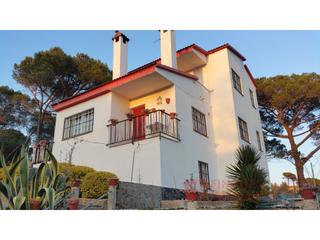 Casa a Mas Altaba - El Molí. A prop de blanes  gran casa amb jardí i piscina en parcella plan