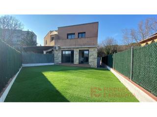 Casa a Sant Julià del Llor i Bonmatí. Magnífica casa de 215m con jardín en bonmatí