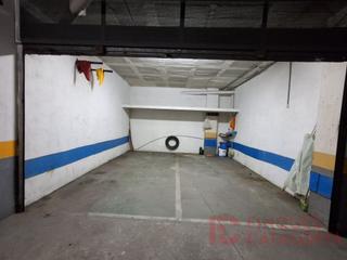 Autoparkplatz  N/a. Aparcament doble tancat a salt