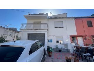 Casa  Calle de les monges vedruna. Casa amb gran potencial a taialà, girona