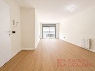 Flat  Calle univ cervera. Pis en venda a zona migdia