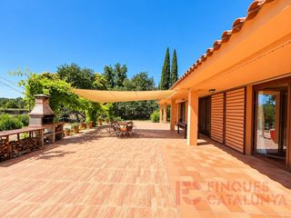 Casa  Calle segarra. Casa unifamiliar amb gran parcella i amplis espais exteriors a m
