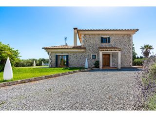 Chalet  Calle 1. Chalet unifamiliar con piscina en muro.