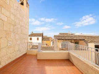 House in Sa Pobla. Casa de pueblo con patio y garaje