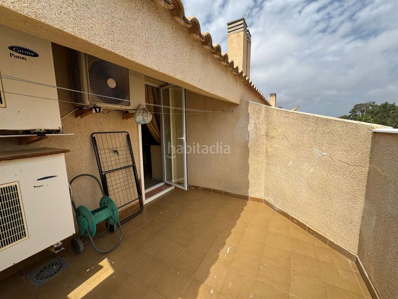 Foto 466f8c04-c6ce-43bc-8862-3a550182b0a3. Casa adossada a calle versalles 7 a Playa Muchavista Campello (el)