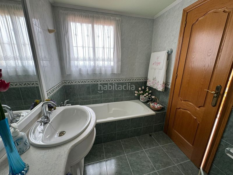 Foto d07f5bf4-640a-445c-a6b7-a809f0576ffa. Casa adossada a calle versalles 7 a Playa Muchavista Campello (el)