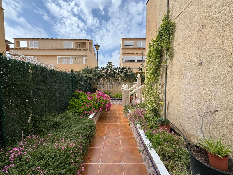 Foto df0c61b9-8c2f-4471-8435-a55107cdef56. Casa adossada a calle versalles 7 a Playa Muchavista Campello (el)