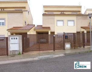 Casa aparellada a Magán. Chalet de 184 m2 con 3 dormitorios en la calle londres, magán, t