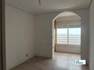 Piso en Palomeras Bajas. Piso de  80 m2 con 2 dormitorios en entrevias