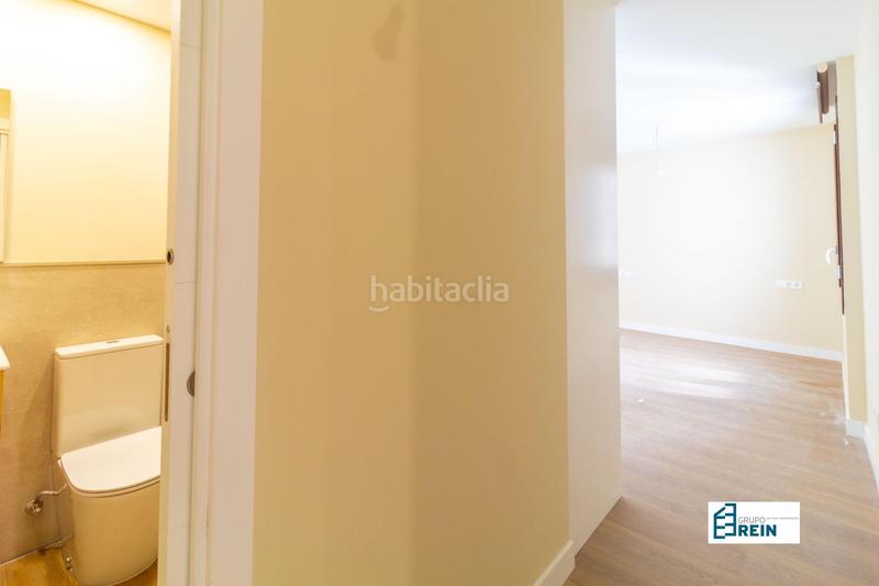 Foto fb297c82-8dec-4890-a3d2-928698d6aa52. Piso en calle de las conchas 1 exclusivo piso nuevo con mas de 100m2 con grandes ventanales a la calle. en Madrid