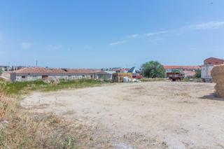 Terreny residencial a Recas. 2.700m2 de parcela urbana con mas de 100m lineales de fachada en