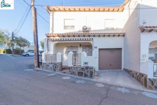 Miete Chalet  Calle licinio de la fuente. Chalet de esquina con 174m2 de parcela totalmente renovado y lis
