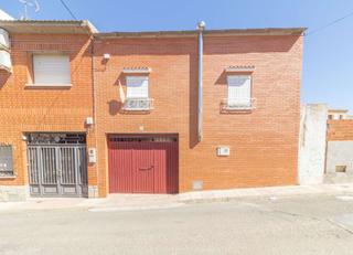 Chalet  Calle villanueva. Chalet con 250m2 contruidos sobre una parcela de 270m2 junto a l