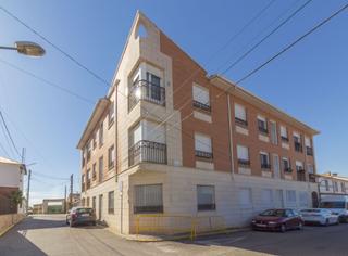 Pis  Calle ramón y cajal 6. Piso de 94m2 con 3 dormitorios, patio con mas 60m2 y plaza de ga