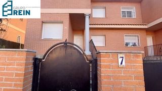 Chalet in Ugena. Chalet okupado pareado a la venta en ugena