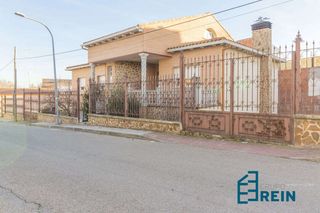 Chalet  Largo caballero 1. Chalet independiente en añover de tajo toledo.