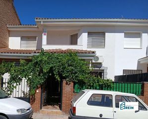 Casa a schiera in Calle el viso de san juan 14. Chalet adosado en esquivias toledo