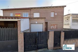 Semi detached house in Recas. Chalet adosado en calle canalejas de recas