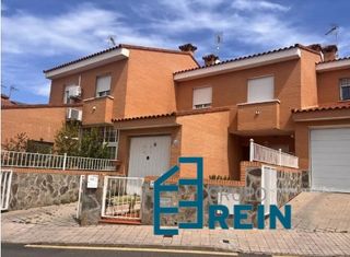 Maison jumelée  Calle isla ibiza 16. Chalet en olias del rey  alquilado