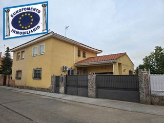 Casa a Yuncler. Eurofomento vende chalet pareado