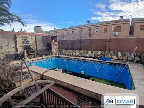 Foto 3767215e-3d53-49ed-8401-90afb6778529. Casa adossada amb piscina a Nambroca