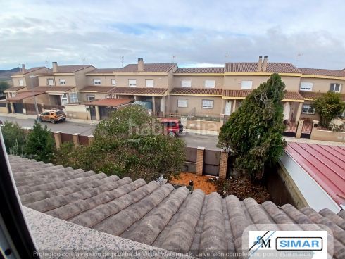 Foto adb03950-edae-4a6e-a85c-f1df531ce483. Casa adossada amb piscina a Nambroca