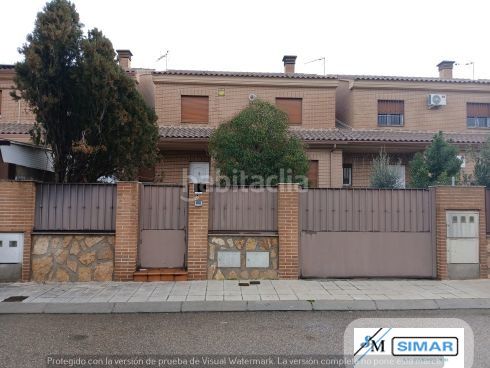 Foto df3f8009-b813-48bb-a151-a75ec8db3b40. Casa adossada amb piscina a Nambroca
