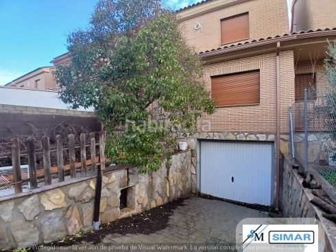 Foto e4ed3ba0-1d9f-4bc7-8dff-3da9fcf89ef6. Casa adossada amb piscina a Nambroca