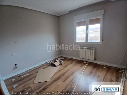 Foto fcfce2bf-3bd2-4e49-90c0-f37bc13ea372. Casa adossada amb piscina a Nambroca