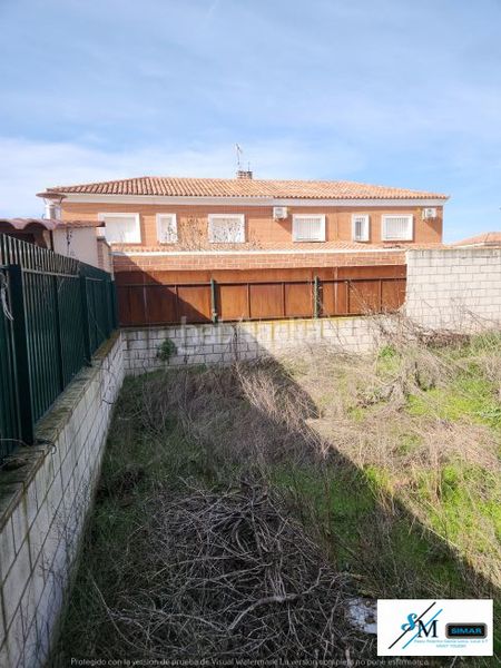 Foto 0318c841-22fd-4a44-913d-4d8bfc74fdc3. Casa aparellada amb aparcament a Barcience
