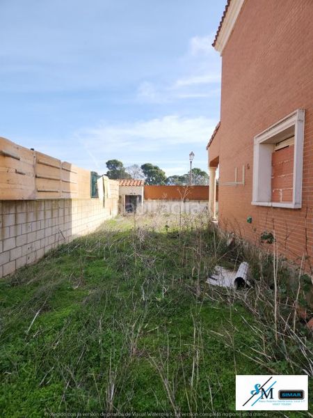 Foto 4922378b-b2fc-494a-98ca-e8da492d61a8. Casa aparellada amb aparcament a Barcience
