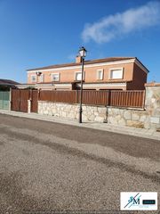 Casa bifamiliare in Calle juan de silva 30. Chalet pareado en barcience