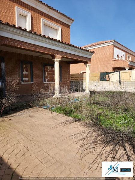 Foto e83613a6-8276-43a3-bfa4-483c4e6c00ec. Casa aparellada amb aparcament a Barcience