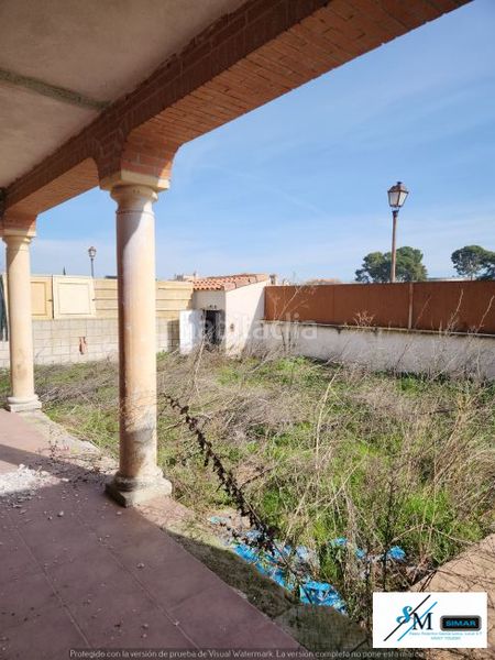 Foto f052a43e-8b97-4d5f-87cf-06e14b2ac2fa. Casa aparellada amb aparcament a Barcience