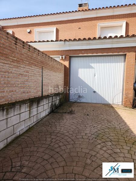 Foto f1a1d3dc-a851-42ea-8700-a2d9fbe482b2. Casa aparellada amb aparcament a Barcience