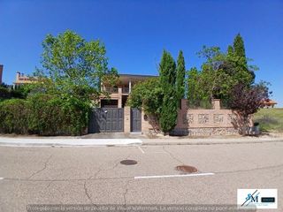 Casa  Calle del alcotán 30. Chalet individual en layos