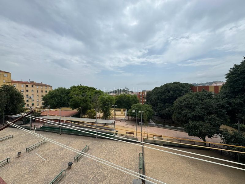 Foto 1df7cf27-2271-49ac-ac40-d89fe84933f3. Pis amb xemeneia calefacció a La Guineueta Barcelona