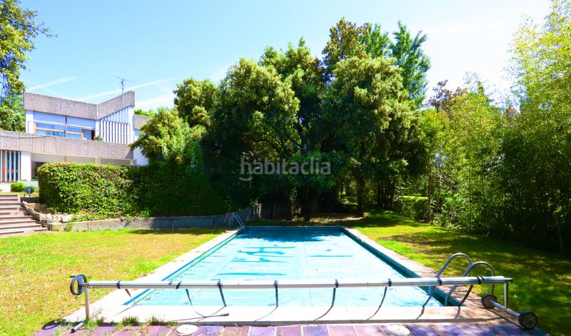 Foto f0b21346-d6f3-4d24-aa40-67876266265e. Xalet amb xemeneia calefacció aparcament piscina a La Moraleja