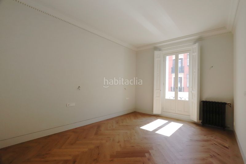 Foto 37b7d04f-f558-4755-8731-ebf065001749. Piso en Jerónimos Madrid