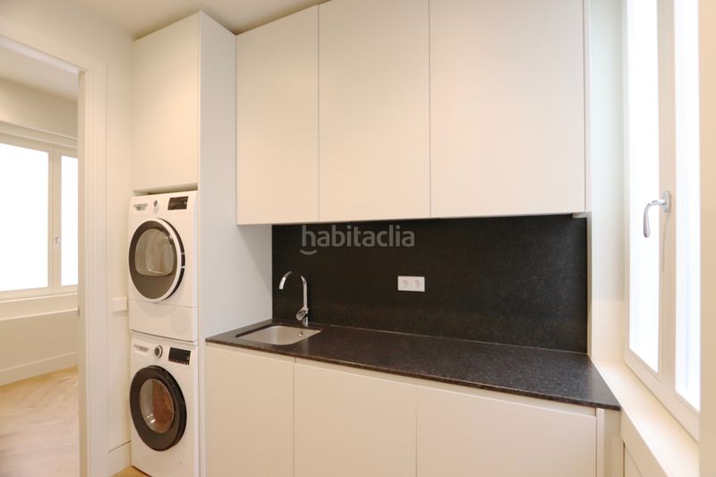Foto 3139497c-37a3-4082-b7b8-17334a5da2bd. Pis amb xemeneia calefacció aparcament a Jerónimos Madrid