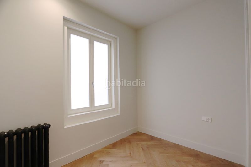 Foto 3b21f8ce-5d64-48ed-812b-cc927804718f. Pis amb xemeneia calefacció aparcament a Jerónimos Madrid